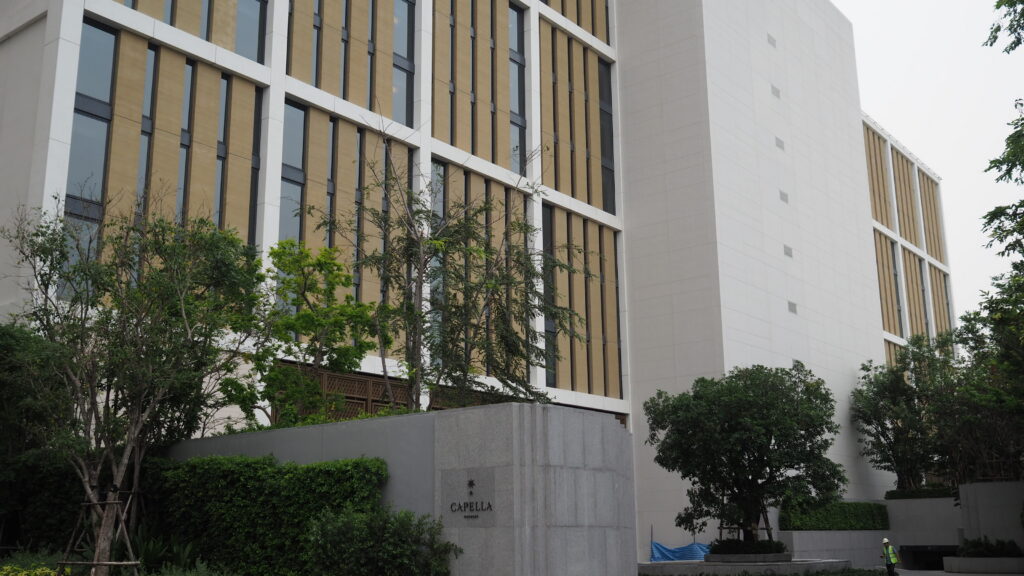 ภาพด้านหน้าอาคารโรงแรม Capella กรุงเทพฯ