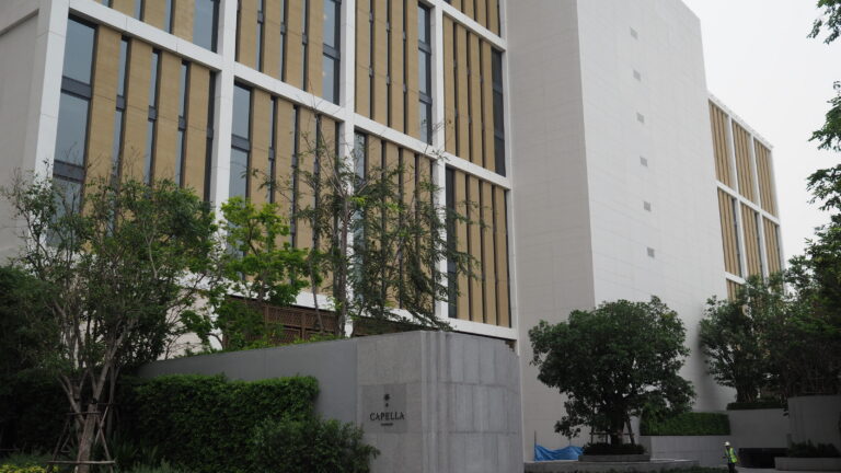 ภาพด้านหน้าอาคารโรงแรม Capella กรุงเทพฯ