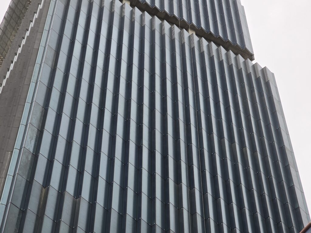 ฟาซาดกระจกและอะลูมิเนียมของอาคาร Dusit Central Park