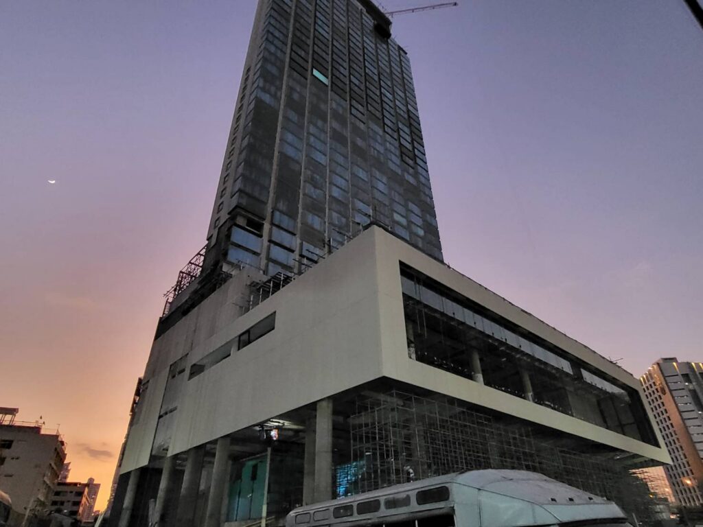 อาคารโรงแรม Dusit ระหว่างการก่อสร้างในเวลาพลบค่ำ