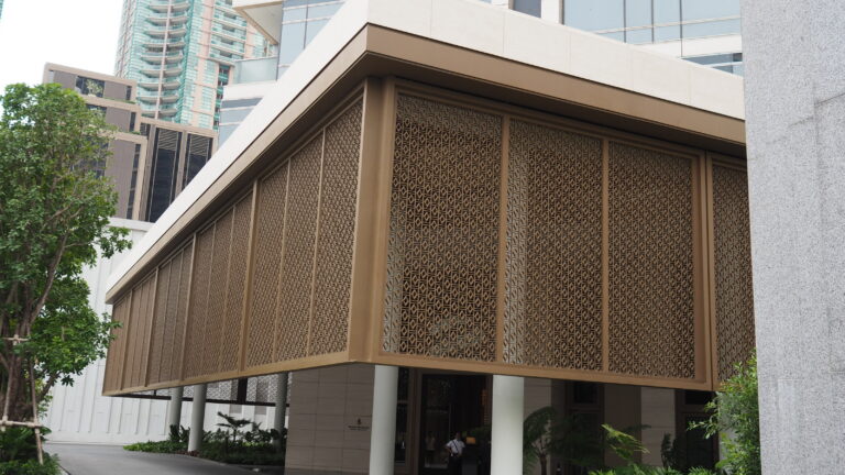 ระแนงอะลูมิเนียมลายฉลุที่ชั้นล่างอาคาร Four Seasons Private Residences