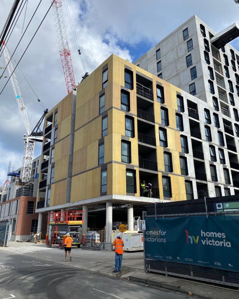 อาคารที่พักอาศัยระหว่างการก่อสร้างในโครงการ Homes Victoria ประเทศออสเตรเลีย