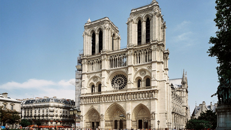 ด้านหน้ามหาวิหาร Notre-Dame ผิวหินธรรมชาติ กรุงปารีส ประเทศฝรั่งเศส