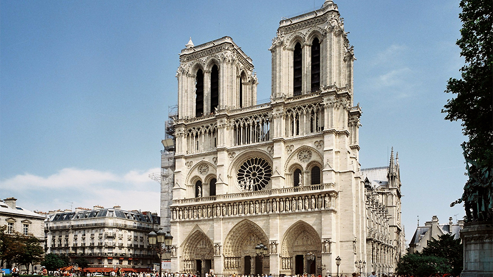 ด้านหน้ามหาวิหาร Notre-Dame ผิวหินธรรมชาติ กรุงปารีส ประเทศฝรั่งเศส